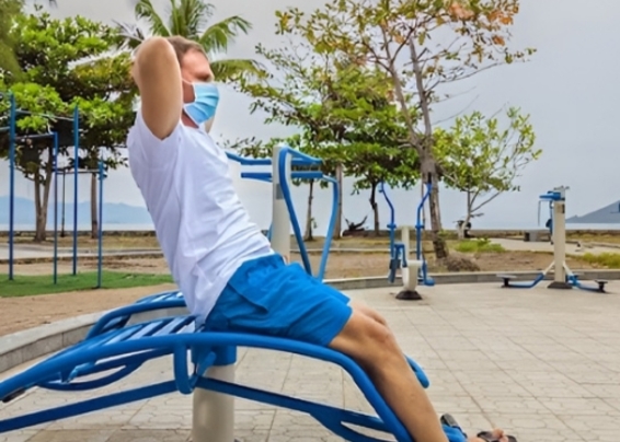 Bài tập với dụng cụ tập lưng bụng đơn giúp vận động toàn thân an toàn