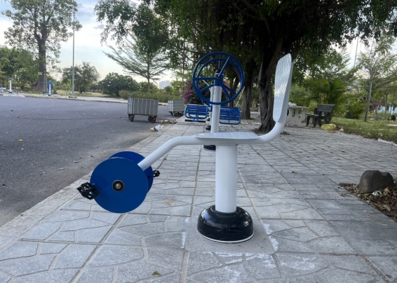 Bài tập với dụng cụ xe đạp có tựa lưng đúng kỹ thuật