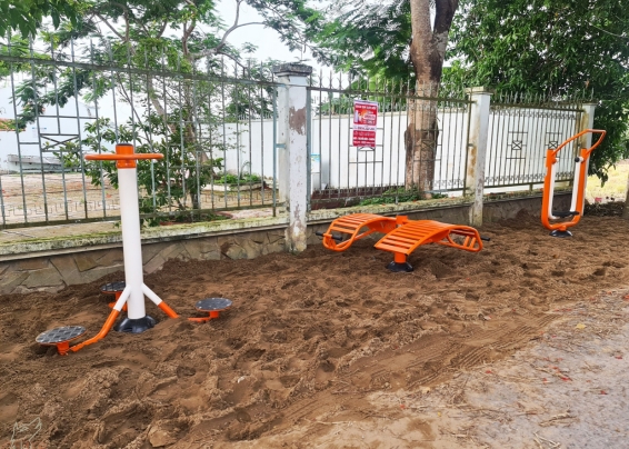 Những bài tập kết hợp dụng cụ ngoài trời giúp tăng cơ bắp toàn thân