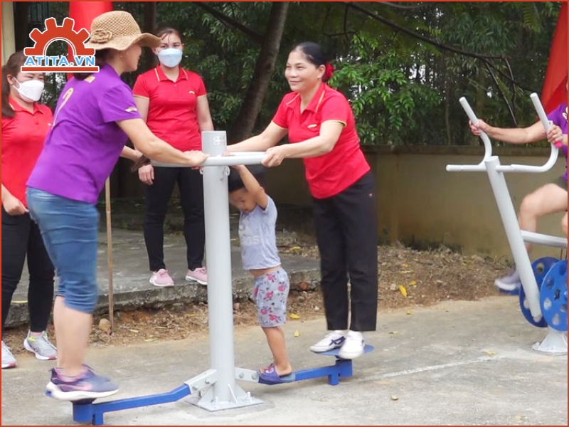 Các bài tập đơn giản với dụng cụ tập luyện công viên