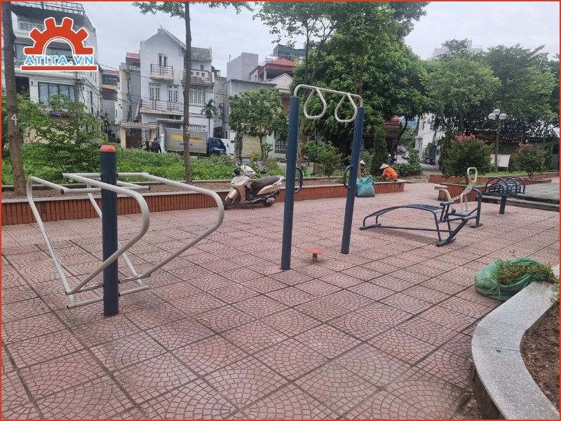 Các bài tập kết hợp dụng cụ ngoài trời giúp phát triển cơ bắp toàn thân